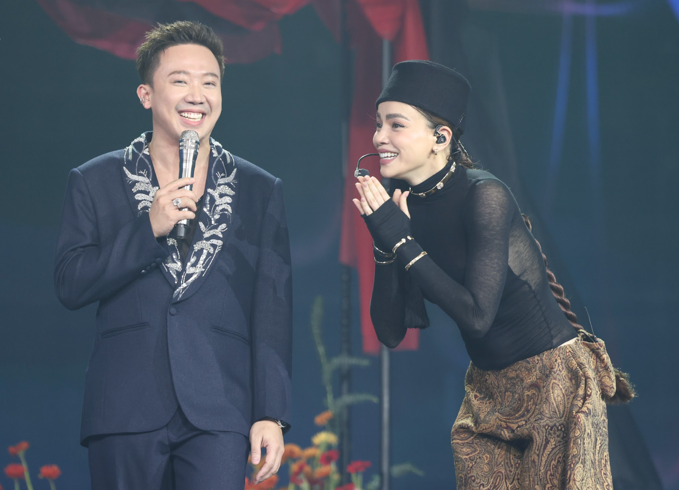 Bày tỏ sự ngưỡng mộ đến các nghệ sĩ kỳ cựu, Hồ Ngọc Hà tiết lộ mối nhân duyên đặc biệt của mình và Quang Linh: “Chỉ có chương trình này mới được nhìn thấy chị Thu Minh đấu với chị Thanh Lam. Hai nhân vật khiến Hà bất ngờ nhất là chú Quang Linh và chị Thanh Lam. Chú Quang Linh ngày xưa còn bế Hà trên tay”.