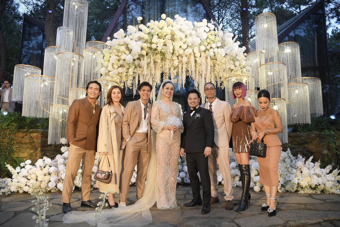 Đồng nghiệp đến chúc phúc cho cô dâu, chú rể. Nhiều người nổi tiếng góp mặt như Tuấn Hưng, MC Thảo Vân, vợ chồng Đoàn Văn Hậu - Doãn Hải Mỹ, MC Anh Tuấn làm chủ hôn... Đồng nghiệp đến chúc phúc cho cô dâu, chú rể. Nhiều người nổi tiếng góp mặt như Tuấn Hưng, MC Thảo Vân, vợ chồng Đoàn Văn Hậu - Doãn Hải Mỹ, MC Anh Tuấn làm chủ hôn...