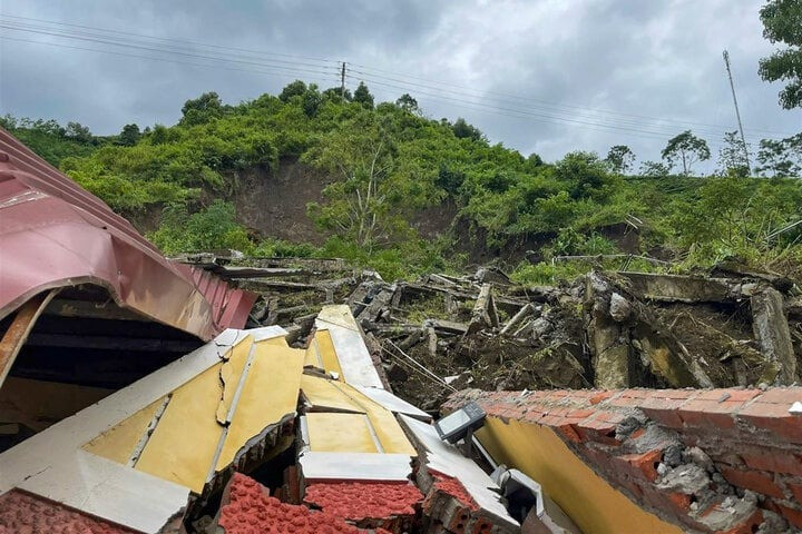 Dãy nhà bán trú sập hoàn toàn. Ảnh: CACC