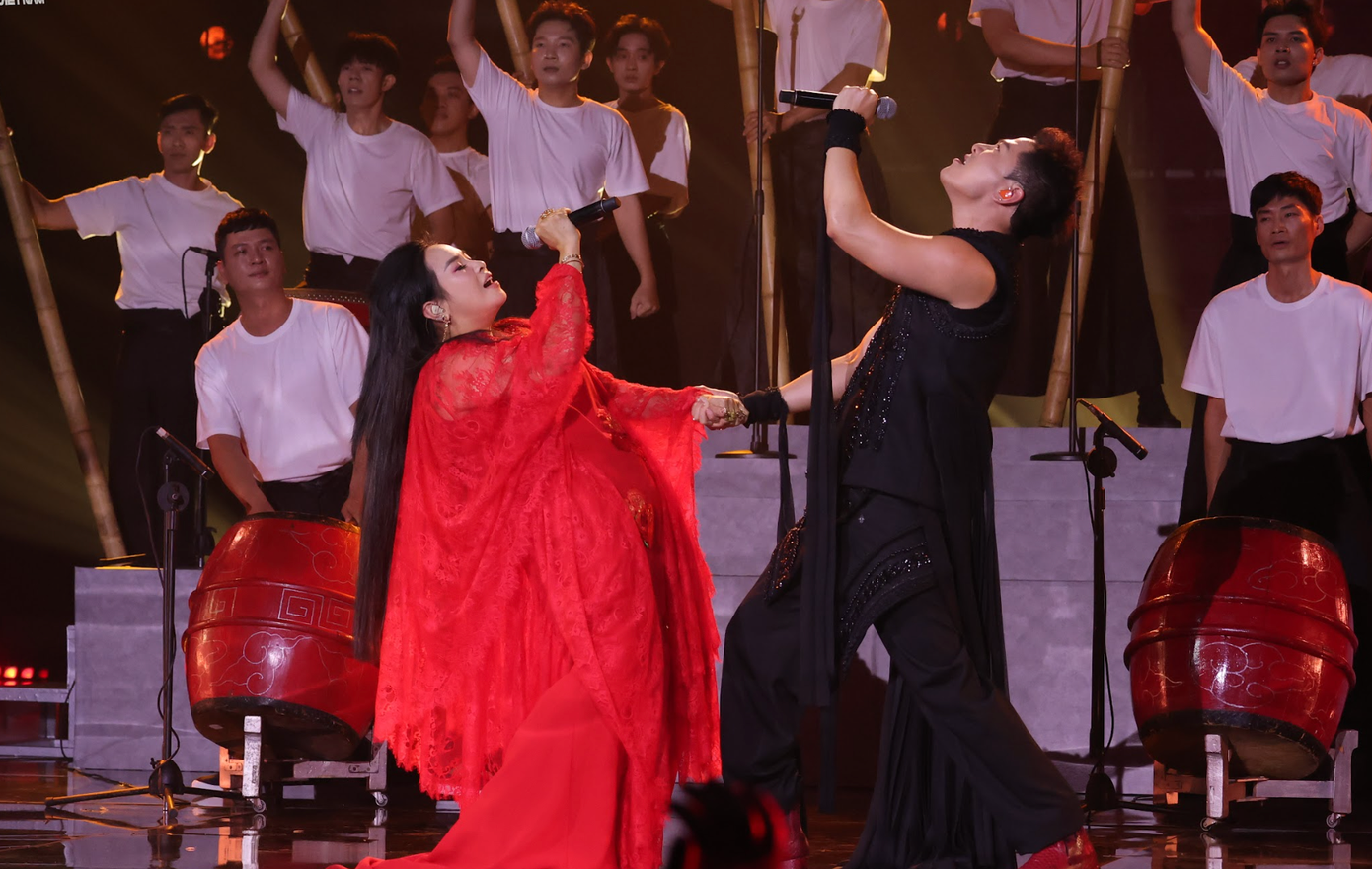 Màn trình diễn của Thanh Lam và Mai Tiến Dũng gây ấn tượng. Màn trình diễn của Thanh Lam và Mai Tiến Dũng gây ấn tượng.