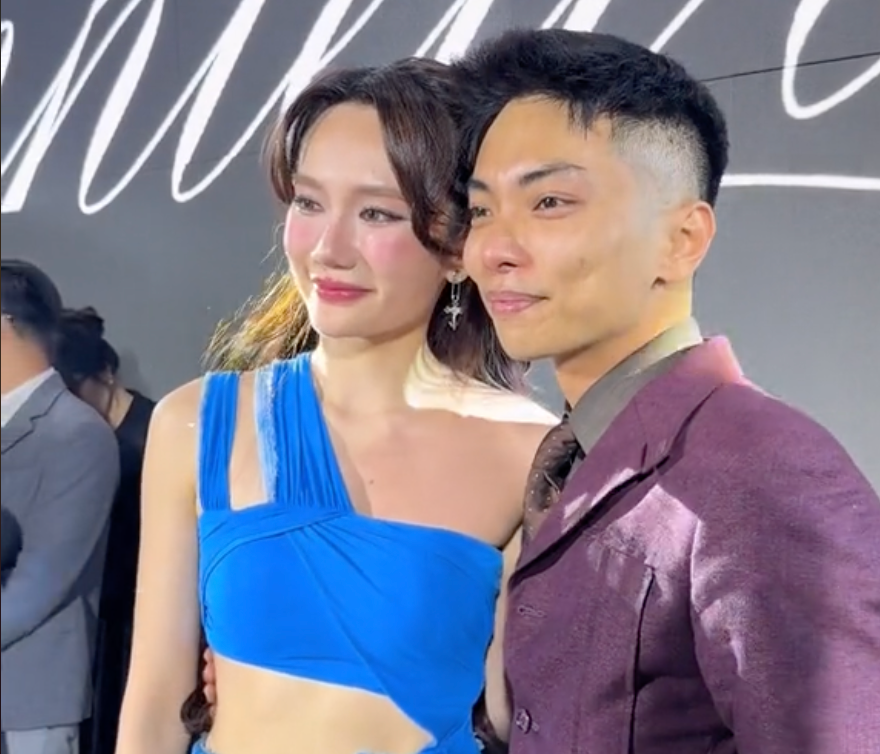 Phan Hiển (phải) đến ủng hộ em họ Hoàng Mỹ An. Phan Hiển (phải) đến ủng hộ em họ Hoàng Mỹ An.