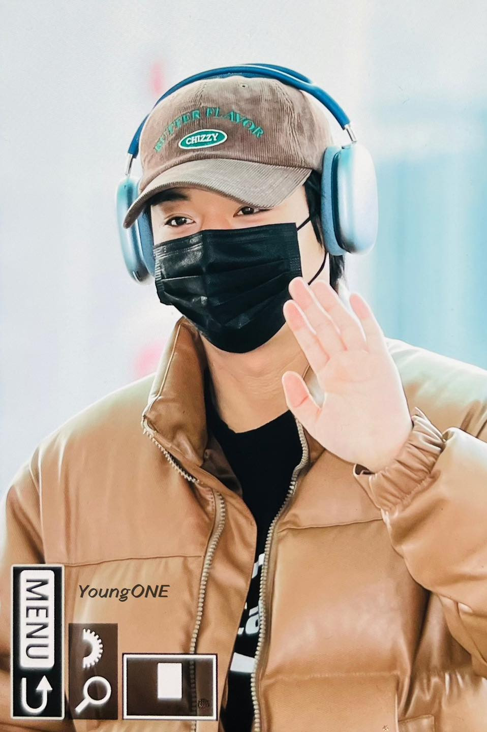 Một cựu thành viên khác của Wanna One là Park Ji Hoon cũng chuẩn bị đáp chuyến bay tới TPHCM. Nam thần tượng có mặt trong danh sách trình diễn ở chương trình cùng với Kang Daniel. Park Ji Hoon sinh năm 1999, từng được biết đến với biệt danh “tiên tử nháy mắt”.