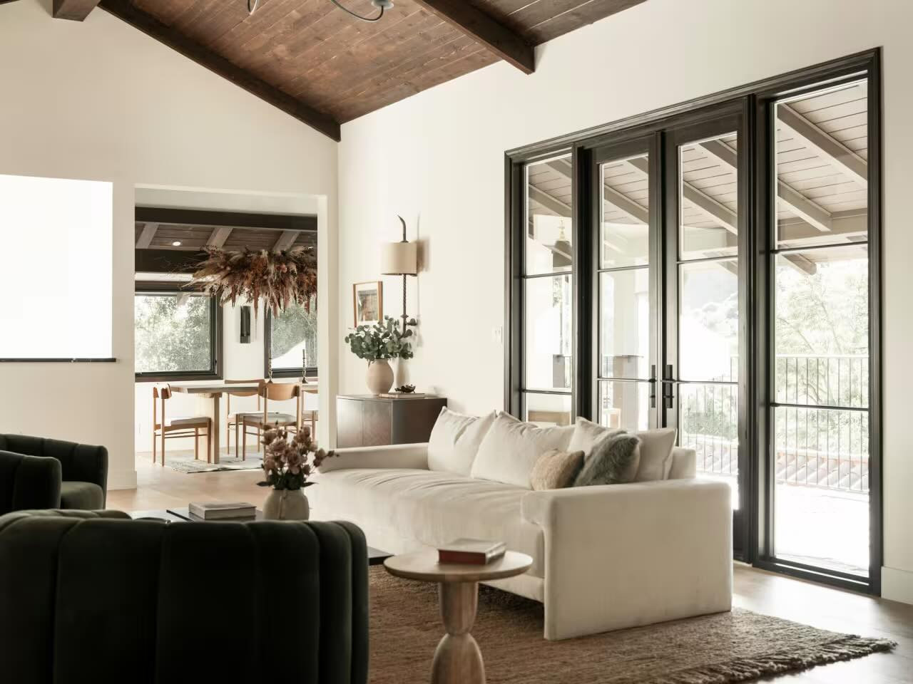 Ngôi nhà có diện tích lớn, nhìn ra những ngọn đồi và thiên nhiên bao quanh. Ngôi nhà có diện tích lớn, nhìn ra những ngọn đồi và thiên nhiên bao quanh.