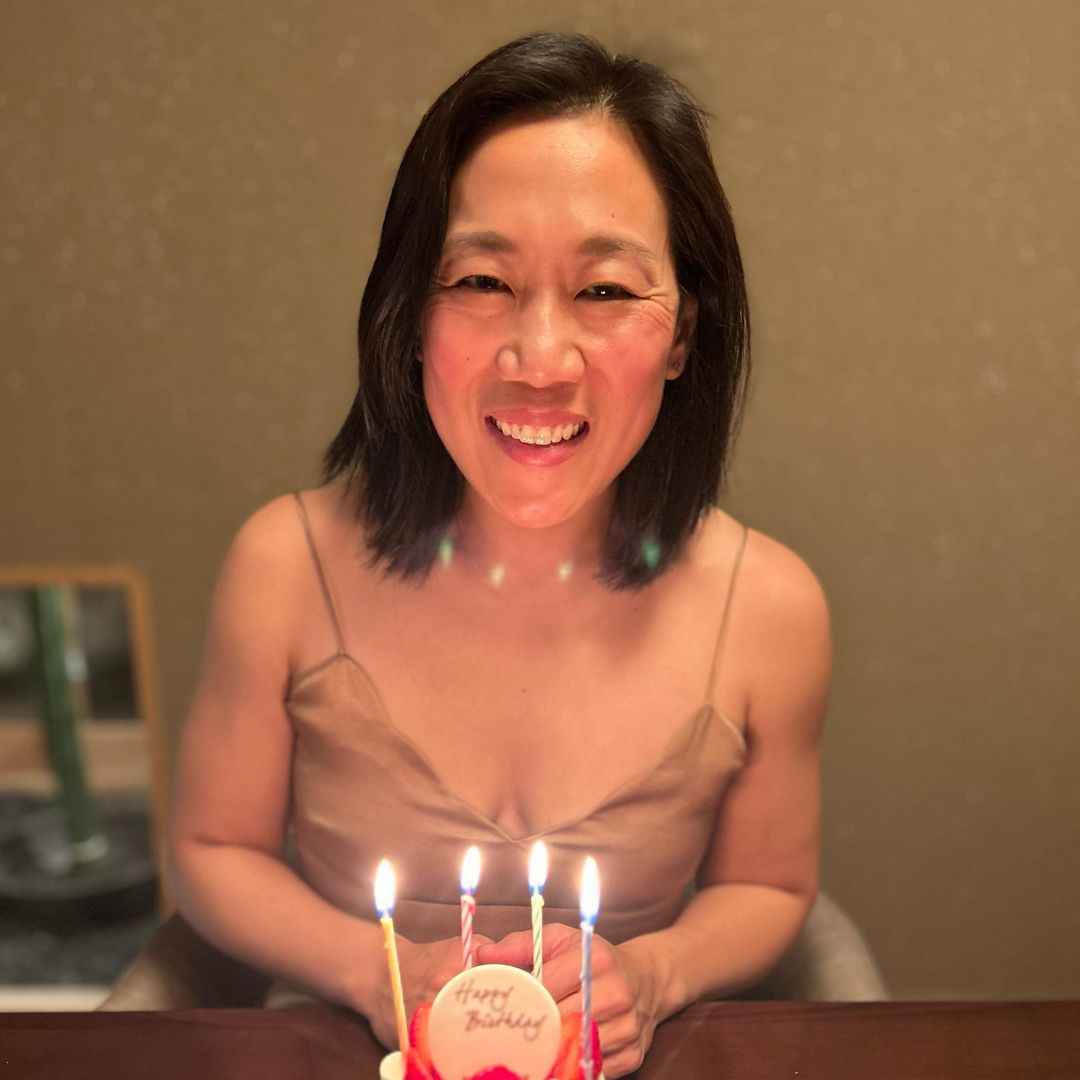 Priscilla sinh năm 1985, là người Mỹ gốc Hoa. Cô vốn có xuất phát điểm bình thường nhưng được gia đình tạo mọi điều kiện để hưởng nền giáo dục tốt. Priscilla tốt nghiệp Đại học Harvard với bằng cử nhân ngành Sinh học, trở thành bác sĩ nhi khoa và nhập học ngành y tại Đại học California.