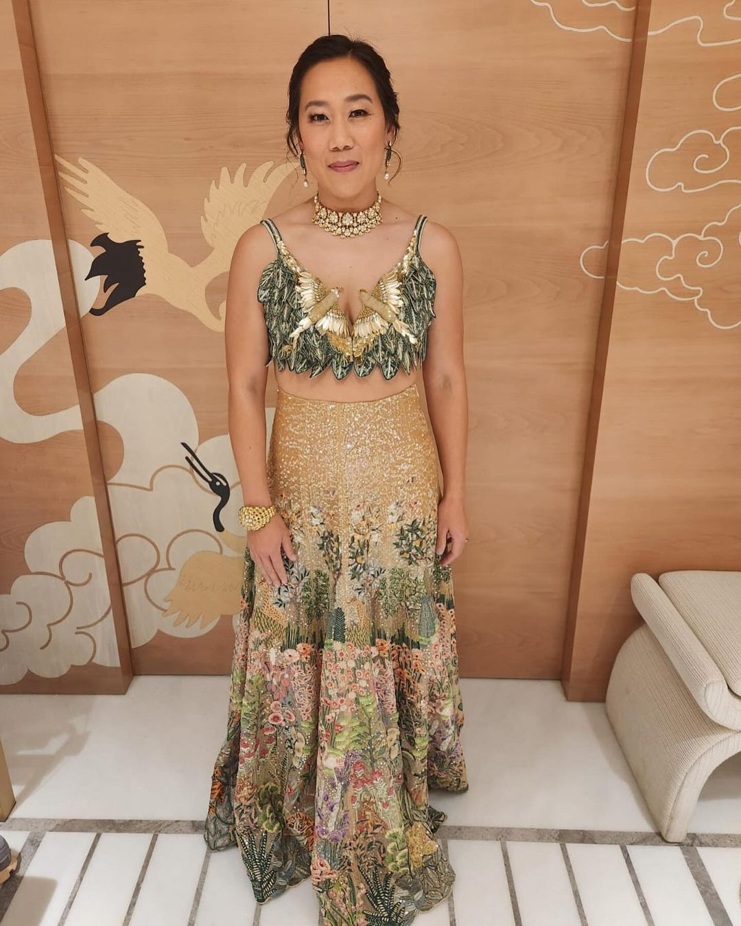 Cả Zuckerberg và vợ đều mặc những bộ trang phục do nhà thiết kế Ấn Độ Rahul Mishra tạo ra. Priscilla Chan diện trang phục hai mảnh được trang trí theo chủ đề thiên nhiên, giá trên trang web là 18.799 USD. Trang phục của Zuckerberg cũng được mô phỏng theo chủ đề động vật hoang dã với hoa, tán lá, có giá hơn 7.000 USD.