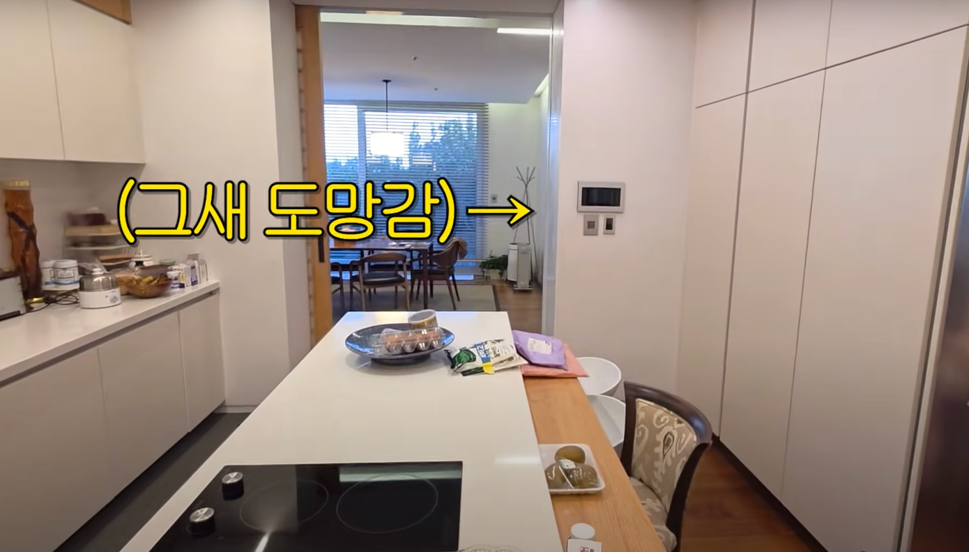 Hình con gái và một góc căn nhà ở Itaewon lần đầu được nữ diễn viên chia sẻ.