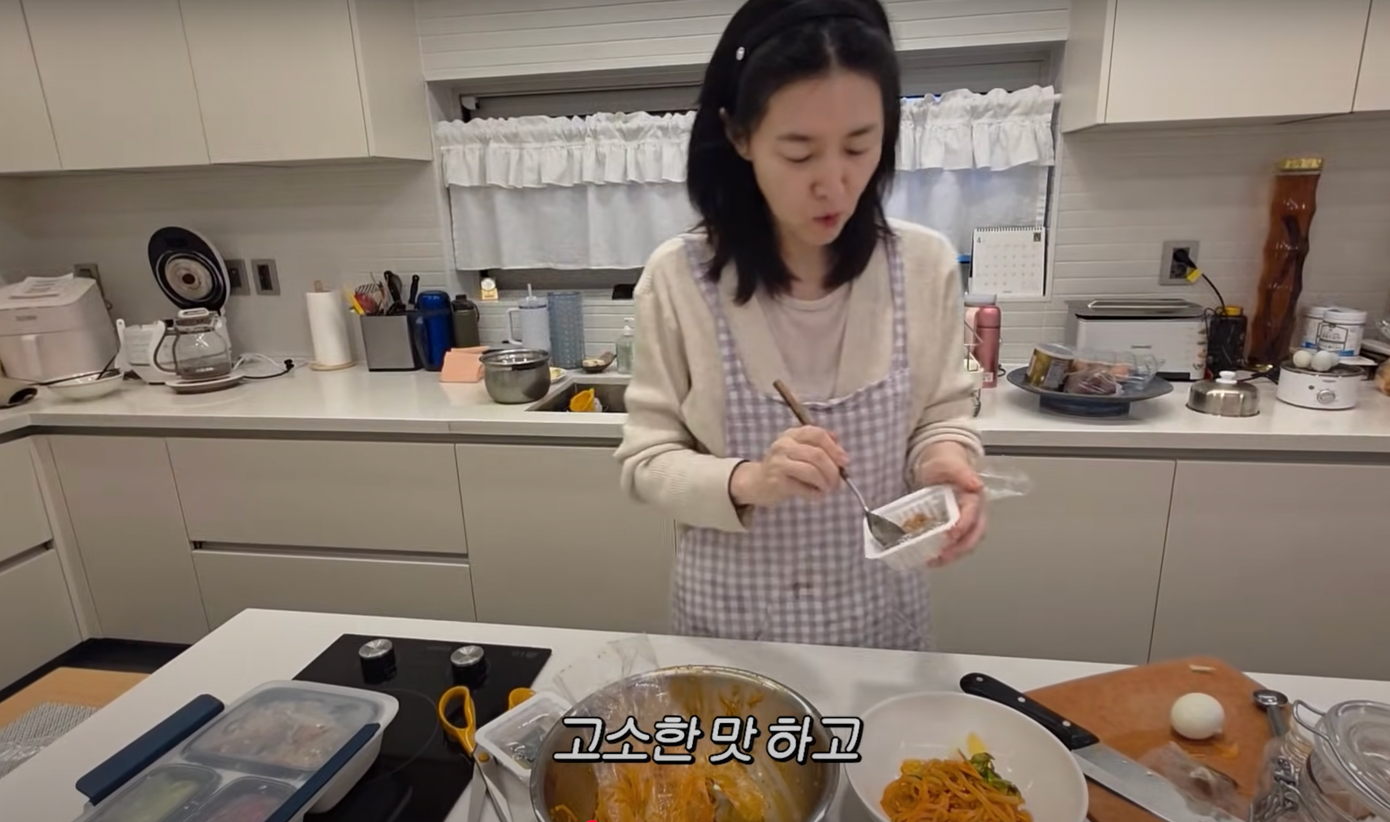 Hình con gái và một góc căn nhà ở Itaewon lần đầu được nữ diễn viên chia sẻ.