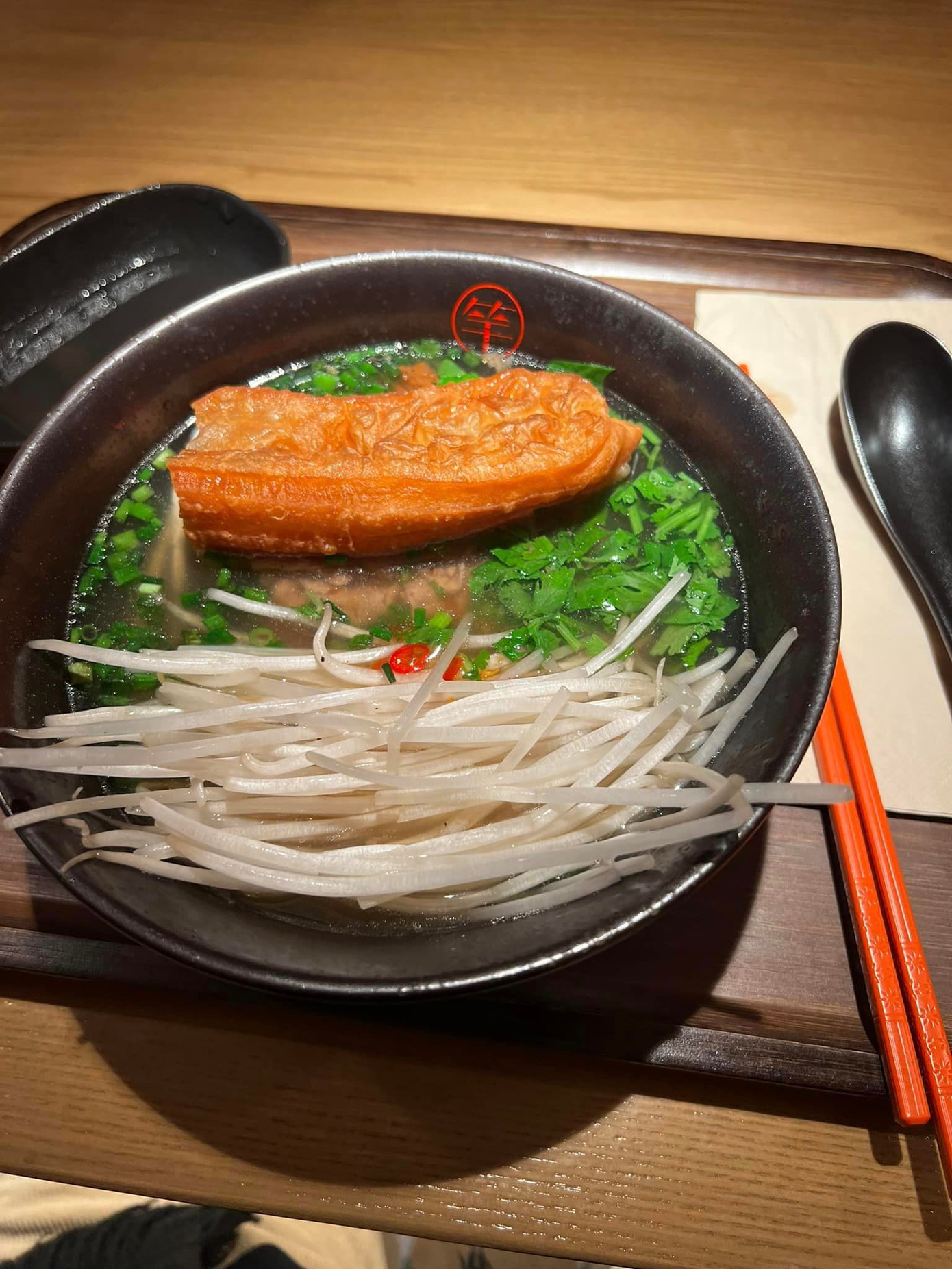 CEO Nguyễn Trung Dũng nhận xét phở quán Chi Pu mở theo dạng đồ ăn nhanh thì giá phải phù hợp và có nhiều lựa chọn khác. CEO Nguyễn Trung Dũng nhận xét phở quán Chi Pu mở theo dạng đồ ăn nhanh thì giá phải phù hợp và có nhiều lựa chọn khác.