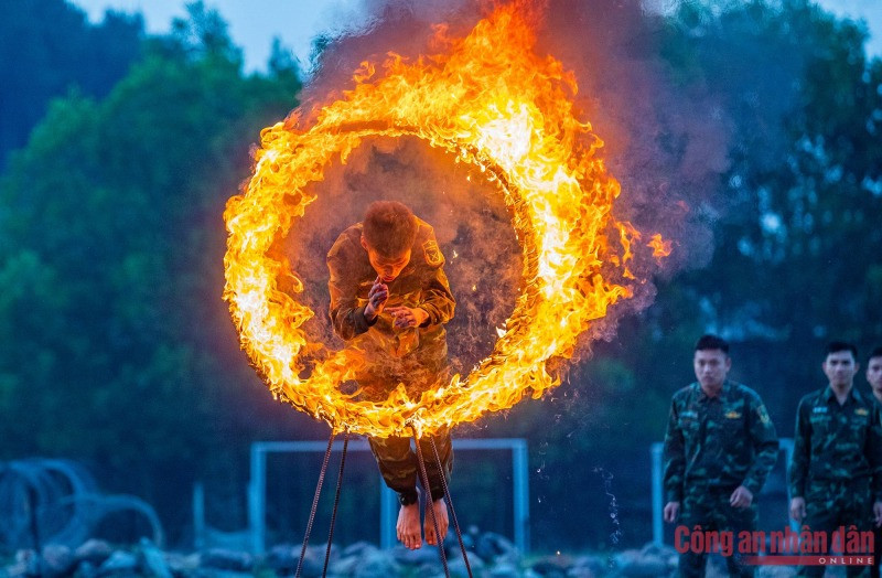 Chiến sĩ thuộc Lữ đoàn Đặc công bộ 113 thực hiện động tác nhảy qua vòng lửa. Chiến sĩ thuộc Lữ đoàn Đặc công bộ 113 thực hiện động tác nhảy qua vòng lửa.