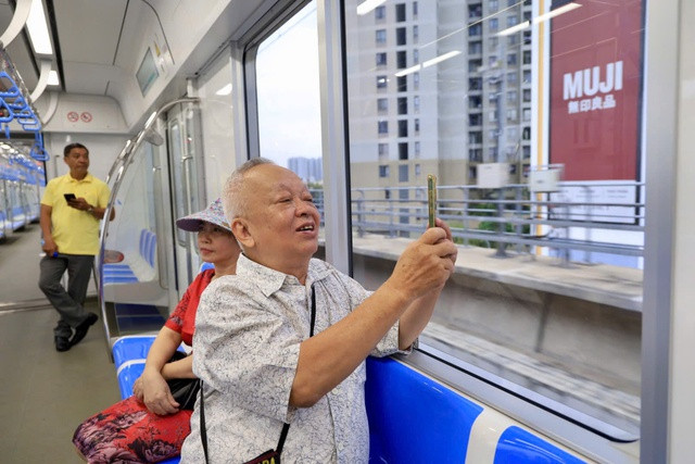 Nhiều người dân thích thú khi được trải nghiệm Metro số 1 Nhiều người dân thích thú khi được trải nghiệm Metro số 1