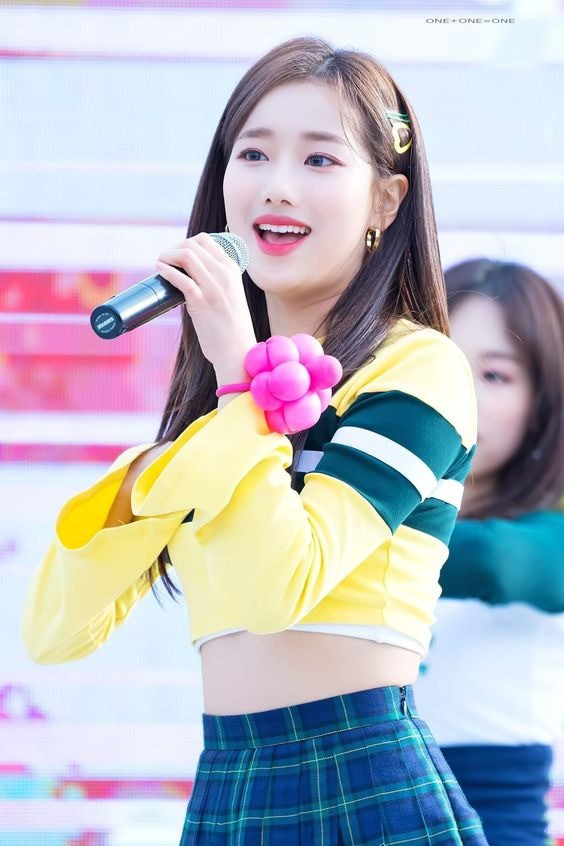 Không chỉ vậy, Naeun còn bị người ẩn danh trên mạng xã hội tố cáo hành vi bạo lực học đường thời còn ngồi trên ghế nhà trường. Sau này, công ty chủ quản thông báo thu thập tất cả dữ liệu liên quan và thực hiện hành động pháp lý mạnh mẽ với người tung tin sai lệch. Người tố cáo Naeun viết thư tay xin lỗi, khẳng định bản thân lan truyền tin bịa đặt.