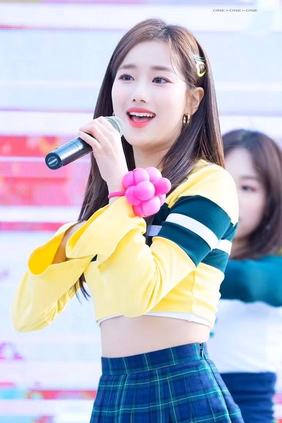 Không chỉ vậy, Naeun còn bị người ẩn danh trên mạng xã hội tố cáo hành vi bạo lực học đường thời còn ngồi trên ghế nhà trường. Sau này, công ty chủ quản thông báo thu thập tất cả dữ liệu liên quan và thực hiện hành động pháp lý mạnh mẽ với người tung tin sai lệch. Người tố cáo Naeun viết thư tay xin lỗi, khẳng định bản thân lan truyền tin bịa đặt. Không chỉ vậy, Naeun còn bị người ẩn danh trên mạng xã hội tố cáo hành vi bạo lực học đường thời còn ngồi trên ghế nhà trường. Sau này, công ty chủ quản thông báo thu thập tất cả dữ liệu liên quan và thực hiện hành động pháp lý mạnh mẽ với người tung tin sai lệch. Người tố cáo Naeun viết thư tay xin lỗi, khẳng định bản thân lan truyền tin bịa đặt.