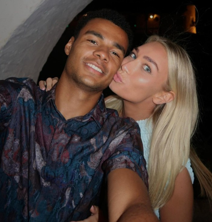 Noa van der Bij - vợ tiền đạo Cody Gakpo cùng chồng ổn định cuộc sống ở Anh sau khi đến Liverpool năm 2022. Noa là người quản lý thời trang cho Cachet Models sau khi hoàn thành chương trình học quản lý tại Đại học Khoa học Ứng dụng Avans. Vợ sao Liverpool có hơn 43.000 người theo dõi trên Instagram, thường chia sẻ cuộc sống xa hoa ở nhiều địa điểm như Monaco, Ibiza, Saint Tropez và Curacao. Noa van der Bij - vợ tiền đạo Cody Gakpo cùng chồng ổn định cuộc sống ở Anh sau khi đến Liverpool năm 2022. Noa là người quản lý thời trang cho Cachet Models sau khi hoàn thành chương trình học quản lý tại Đại học Khoa học Ứng dụng Avans. Vợ sao Liverpool có hơn 43.000 người theo dõi trên Instagram, thường chia sẻ cuộc sống xa hoa ở nhiều địa điểm như Monaco, Ibiza, Saint Tropez và Curacao.