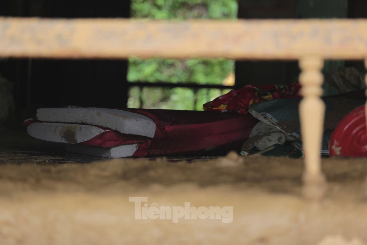 Hiện trường nơi xảy ra vụ lũ quét kinh hoàng. Những gì còn lại chỉ là đống đổ nát, bùn đất và gương mặt tuyệt vọng của những người sống sót nóng lòng chờ tin tức người thân mất tích. Ảnh: Hân Nguyễn.