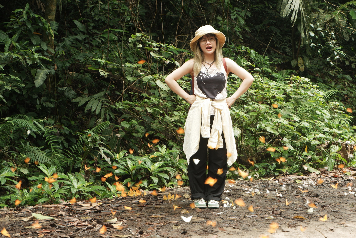 Trong chuyến đi lần này, Hồng Ngọc cũng không bỏ qua trào lưu &quot;săn&quot; bướm. Bướm đủ màu sắc bay rợp trời, tung cánh mỗi khi có người bước tới, tạo nên khung cảnh huyền ảo như bước ra từ một câu chuyện cổ tích. Ảnh: Hồng Ngọc.