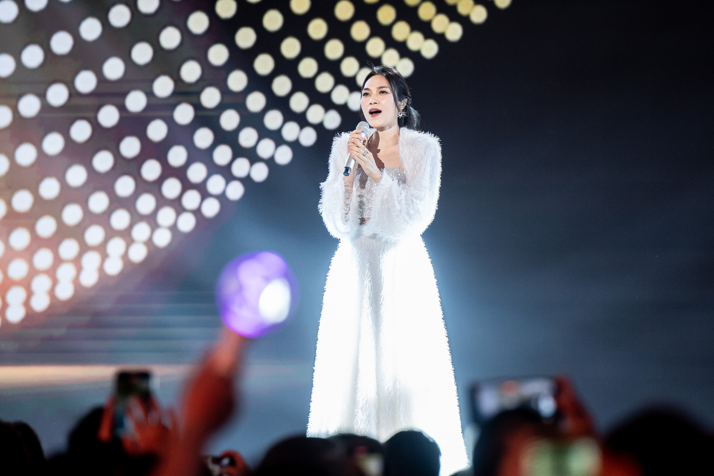 Giám khảo Mỹ Tâm cũng mang đến tiết mục biểu diễn đặc biệt tại đêm chung kết với liên khúc Đừng hỏi em và Cô ấy là ai.