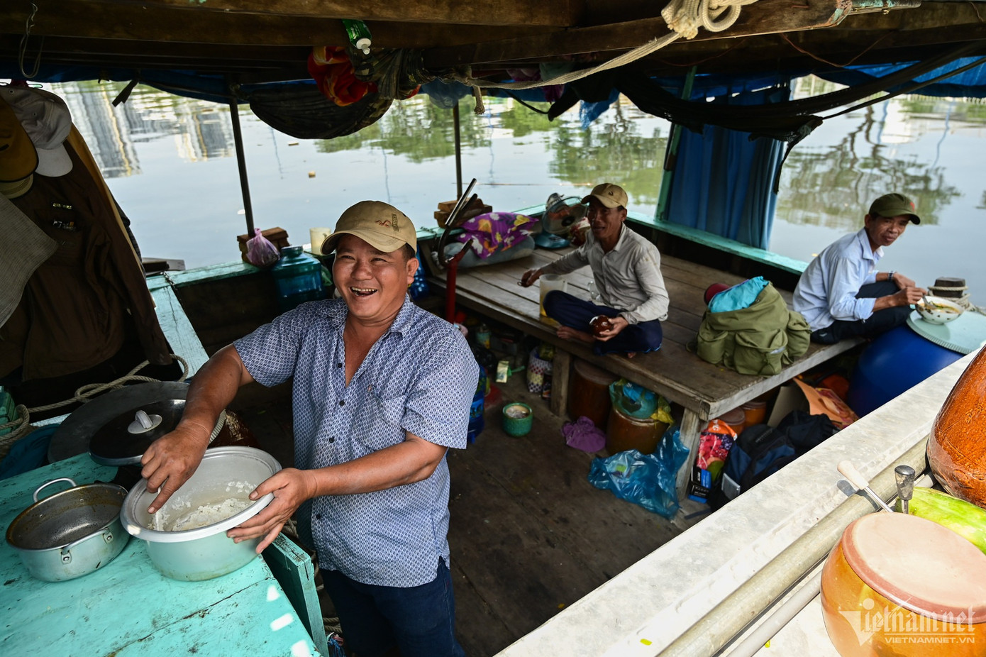 Anh Sơn, anh Tý và các chủ vườn khác đều đã có thâm niên cả chục năm đưa hoa và cây kiểng về TP.HCM bán. Đa phần họ đều ở đây bán đến chiều 30 Tết mới trở lại quê nên những chiếc ghe là nhà. "Tuy vất vả nhưng ai cũng thấy vui vẻ hết. Cả năm trông chờ nhất vào vụ hoa Tết, nếu bán hết sớm sẽ được về quê sớm", anh Tý cười.