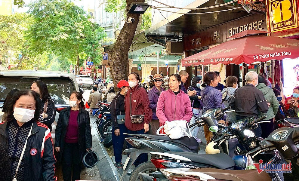 Khách hàng xếp hàng chờ từ sáng sớm. Ảnh: Tiến Anh. Khách hàng xếp hàng chờ từ sáng sớm. Ảnh: Tiến Anh.