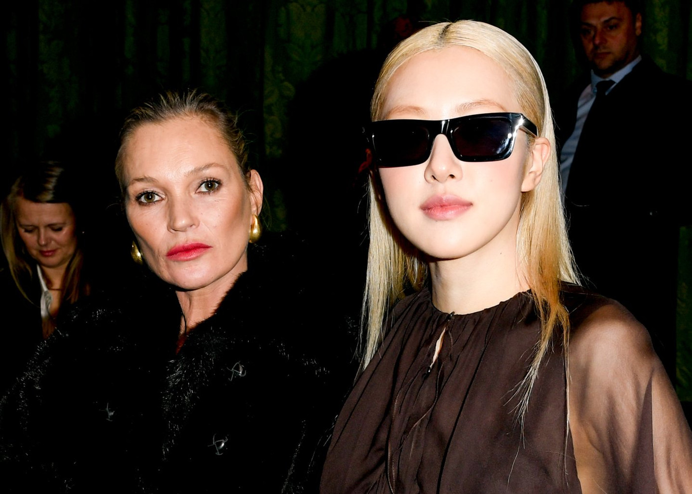 Nền da được khen đẹp không tì vết của Rosé (BlackPink) hôm 27/2 (giờ địa phương) khi đến Paris (Pháp) tham dự show Thu/Đông 2024-2025 của YSL. Giọng ca chính của BlackPink mặc đầm mỏng xuyên thấu dài quét đất, đeo kính đeo. Rosé nổi tiếng có làn da trắng sáng, căng mướt nhờ quá trình chăm sóc cẩn thận. Nền da được khen đẹp không tì vết của Rosé (BlackPink) hôm 27/2 (giờ địa phương) khi đến Paris (Pháp) tham dự show Thu/Đông 2024-2025 của YSL. Giọng ca chính của BlackPink mặc đầm mỏng xuyên thấu dài quét đất, đeo kính đeo. Rosé nổi tiếng có làn da trắng sáng, căng mướt nhờ quá trình chăm sóc cẩn thận.