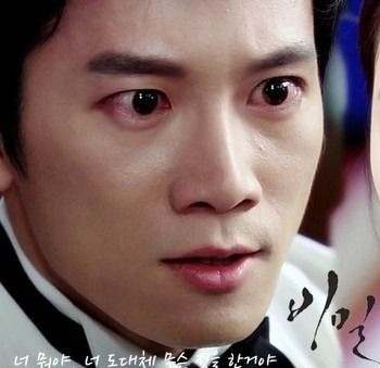 Ji Sung (trái) trong Secret Love và nam diễn viên Võ Cảnh trong trích đoạn 7 năm chưa cưới sẽ chia tay. Ji Sung (trái) trong Secret Love và nam diễn viên Võ Cảnh trong trích đoạn 7 năm chưa cưới sẽ chia tay.