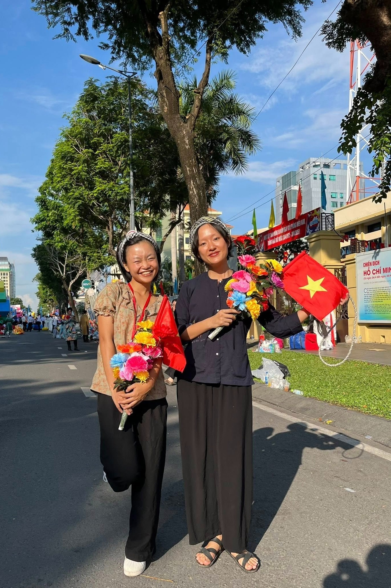 Dàn diễn viên phim Địa đạo: Mặt trời trong bóng tối gây chú ý khi xuất hiện với tạo hình nhân vật du kích, tay cầm hoa và cờ Tổ quốc. Dù phải có mặt từ 2h30, các nghệ sĩ vẫn giữ tinh thần hào hứng. Ca sĩ - diễn viên Diễm Hằng Lamoon vừa kết thúc lịch quay lúc gần 3h sáng, tranh thủ thay trang phục nhân vật Út Khờ trong phim để kịp tham gia tổng duyệt. Dàn diễn viên phim Địa đạo: Mặt trời trong bóng tối gây chú ý khi xuất hiện với tạo hình nhân vật du kích, tay cầm hoa và cờ Tổ quốc. Dù phải có mặt từ 2h30, các nghệ sĩ vẫn giữ tinh thần hào hứng. Ca sĩ - diễn viên Diễm Hằng Lamoon vừa kết thúc lịch quay lúc gần 3h sáng, tranh thủ thay trang phục nhân vật Út Khờ trong phim để kịp tham gia tổng duyệt.