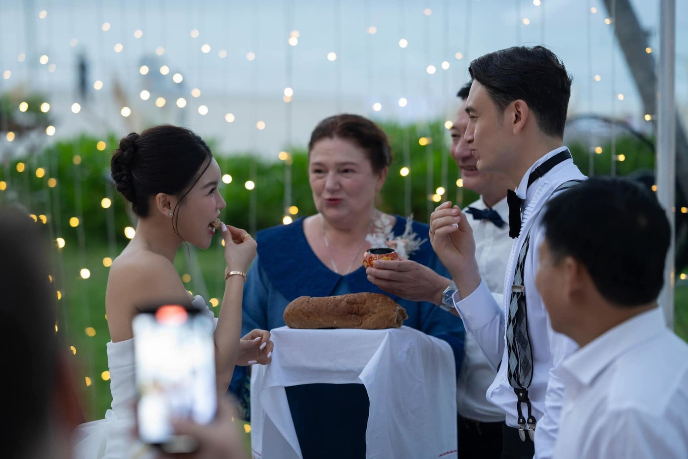 Mẹ Đặng Văn Lâm mang theo bánh mì và muối cho hai con. Mẹ Đặng Văn Lâm mang theo bánh mì và muối cho hai con.