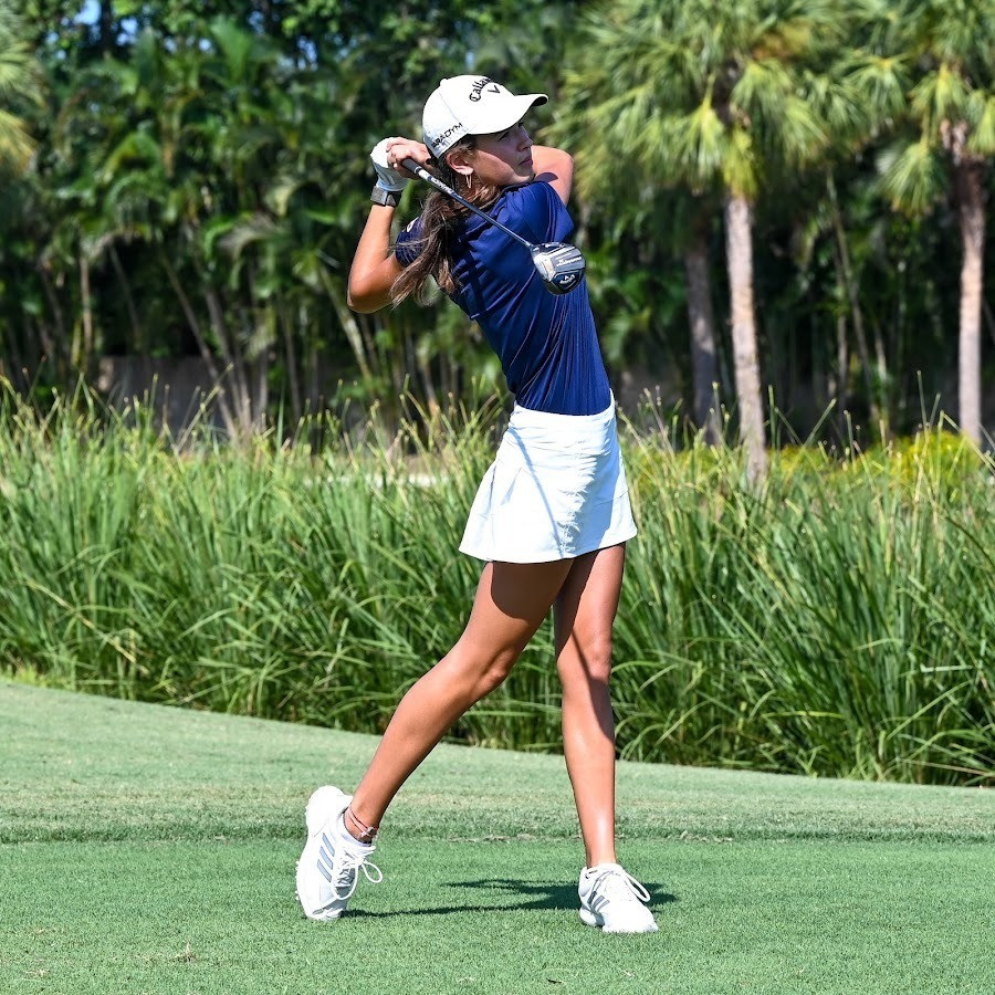 Kai và ông nội Donald Trump trên sân golf.