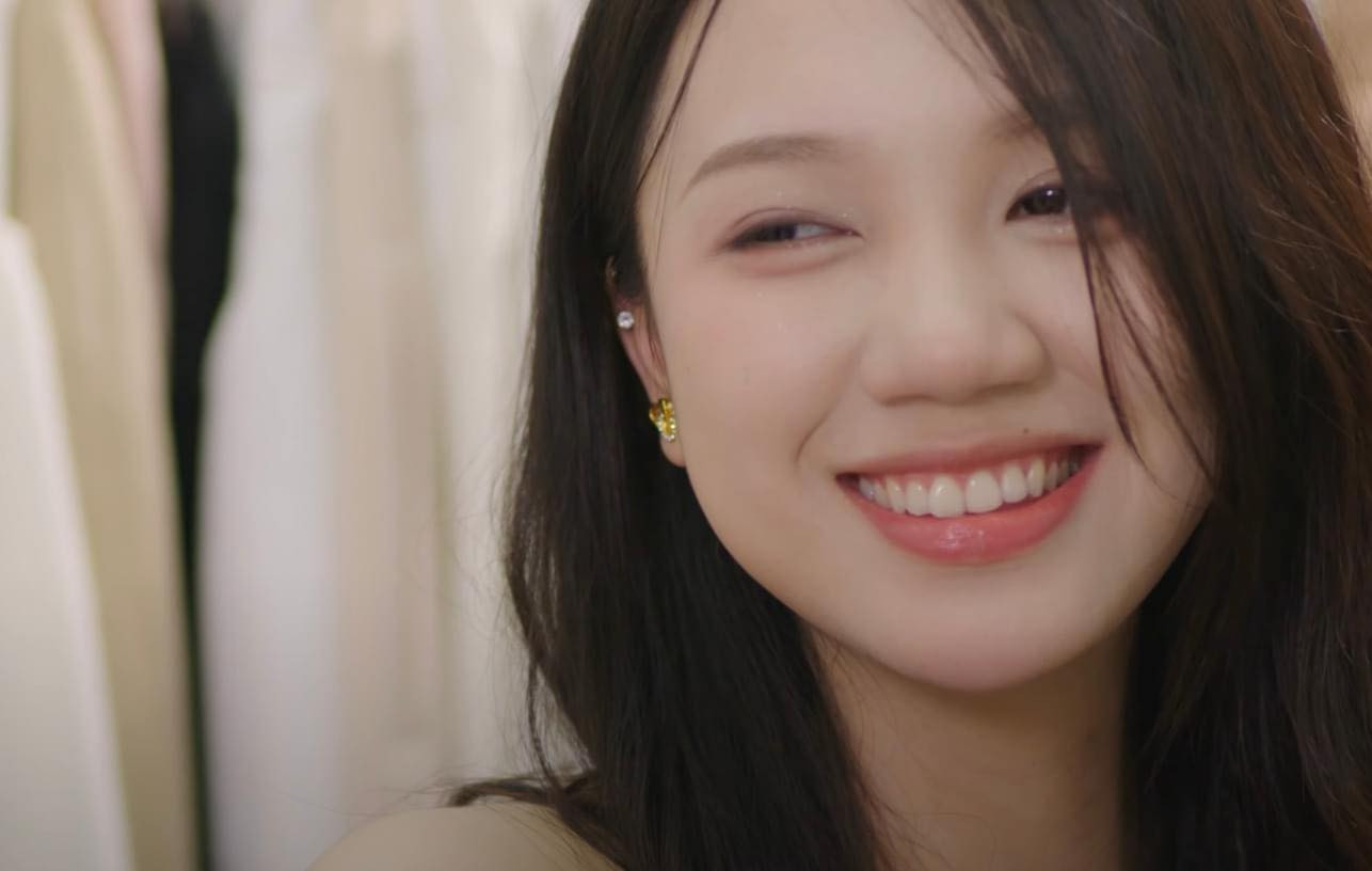 Sau nhiều lần gặp gỡ từ những chuyến Chải đến giao đơn, cả hai dần thành bạn bè. Chải dành kinh nghiệm trong thời gian đơn phương theo đuổi cô để cho Ngà lời khuyên. Chính Ngà cũng ngưỡng mộ cô gái Chải đang dành hết tình cảm. &quot;Cô gái đó may mắn thật đấy. Nào! Cạch một cái! Để chúc mừng cô gái mà tôi đang cảm thấy ghen tỵ đây&quot; - Ngà mời Chải uống bia giải sầu.