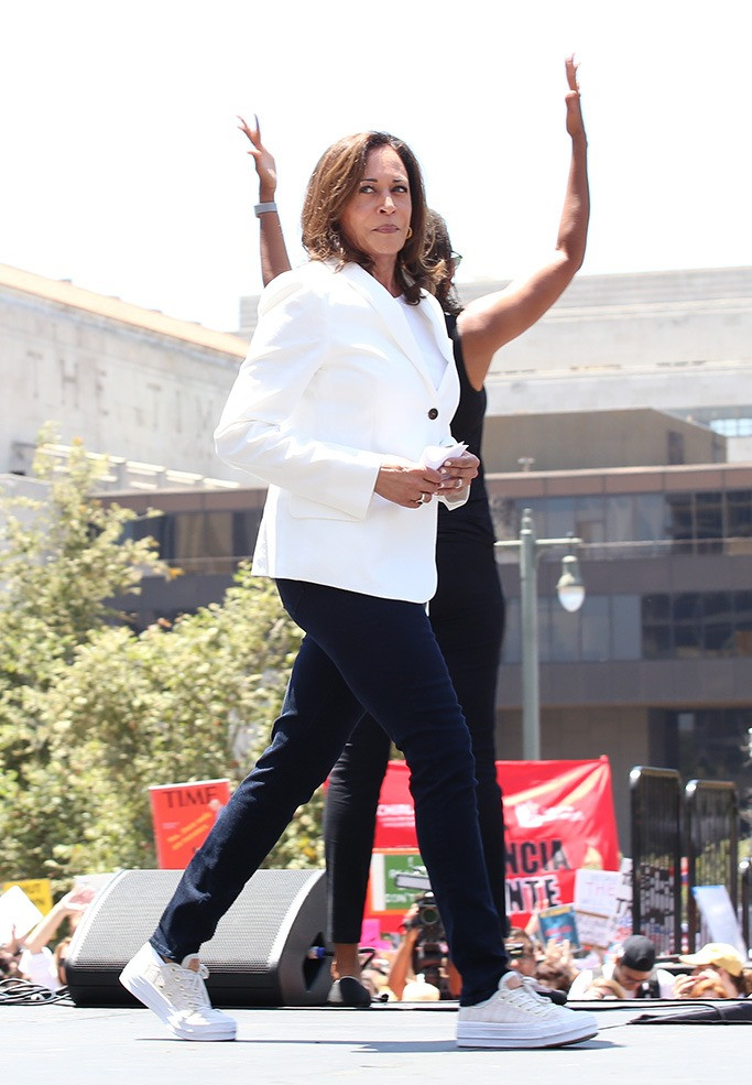 Nữ chính khách Mỹ xuất hiện trong hình ảnh thanh lịch nhất quán. Ngọc trai là trang sức yêu thích của bà. Ảnh: @kamalaharris, Vogue.