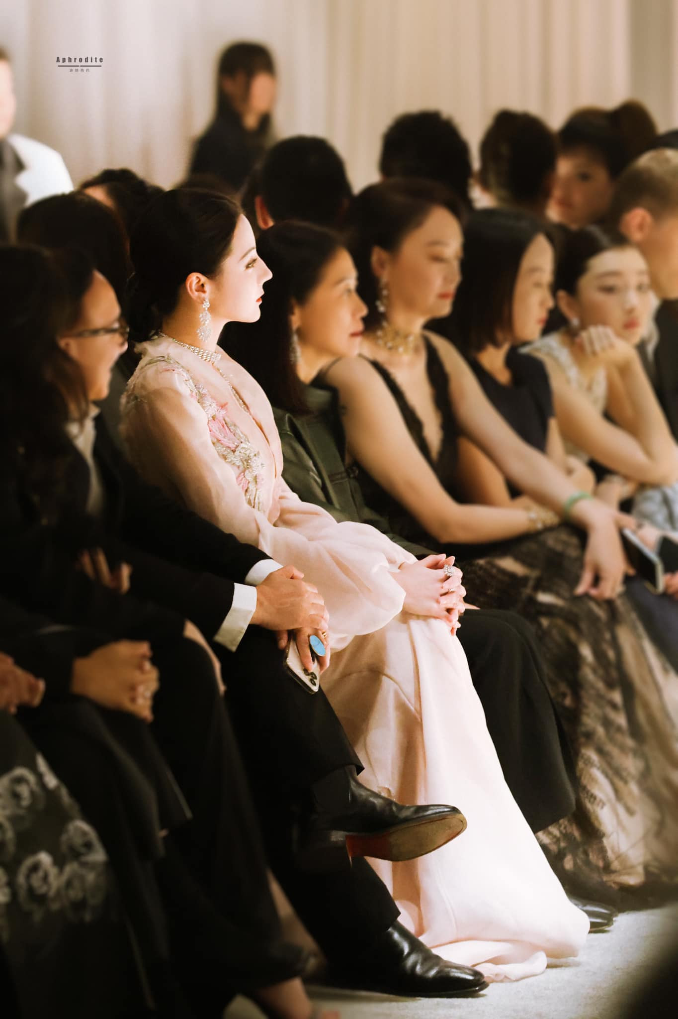 &quot;Tôi là người có xu hướng đặt cảm nhận của người khác lên chính mình. Tôi luôn sợ làm phật lòng ai đó. Ở trước đám đông, tôi không dám cư xử tùy tiện, luôn phải cẩn trọng mọi thứ. Việc ép mình phải hoàn hảo thật không dễ chịu&quot; - Địch Lệ Nhiệt Ba cho biết.