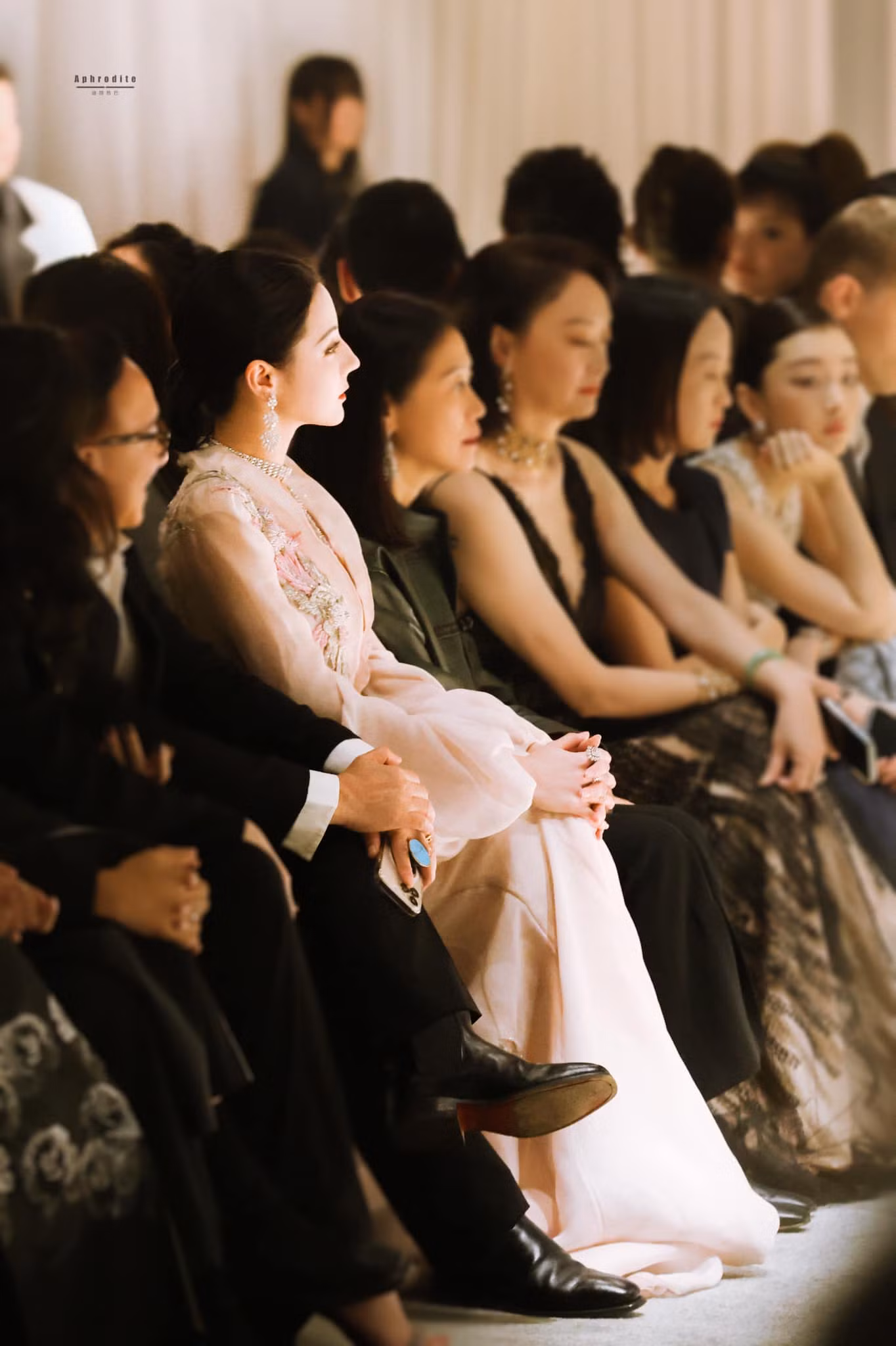 "Tôi là người có xu hướng đặt cảm nhận của người khác lên chính mình. Tôi luôn sợ làm phật lòng ai đó. Ở trước đám đông, tôi không dám cư xử tùy tiện, luôn phải cẩn trọng mọi thứ. Việc ép mình phải hoàn hảo thật không dễ chịu" - Địch Lệ Nhiệt Ba cho biết.