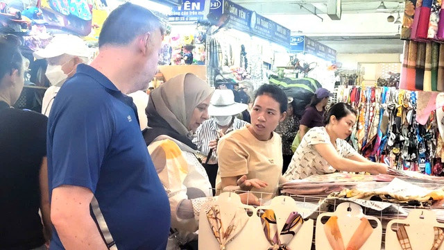 Nhiều khách hàng nước ngoài tới tham quan tại chợ Đồng Xuân. Nhiều khách hàng nước ngoài tới tham quan tại chợ Đồng Xuân.