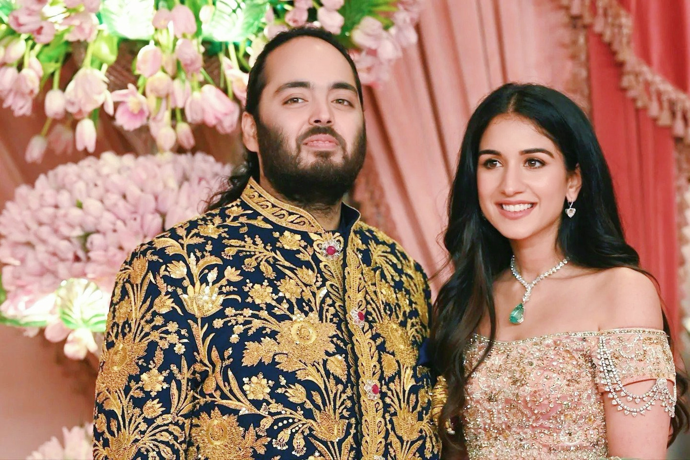 Anant Ambani (trái) và vị hôn thê Radhika Merchant trong đám cưới xa hoa ở Ấn Độ. Ảnh: Getty. Anant Ambani (trái) và vị hôn thê Radhika Merchant trong đám cưới xa hoa ở Ấn Độ. Ảnh: Getty.
