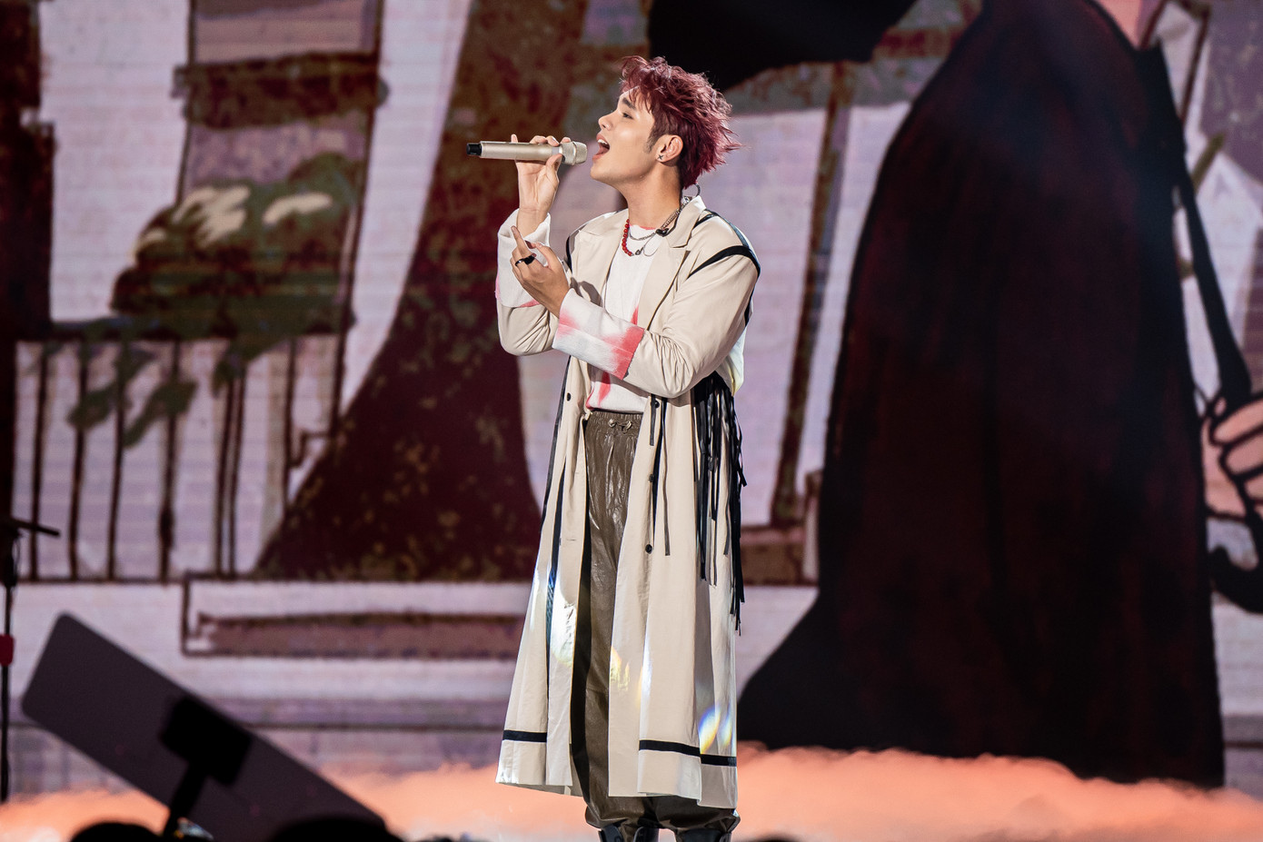 Lâm Phúc tiếp tục phát huy sở trường của mình với bản mashup hai ca khúc Tình đầu và Phía sau một cô gái.