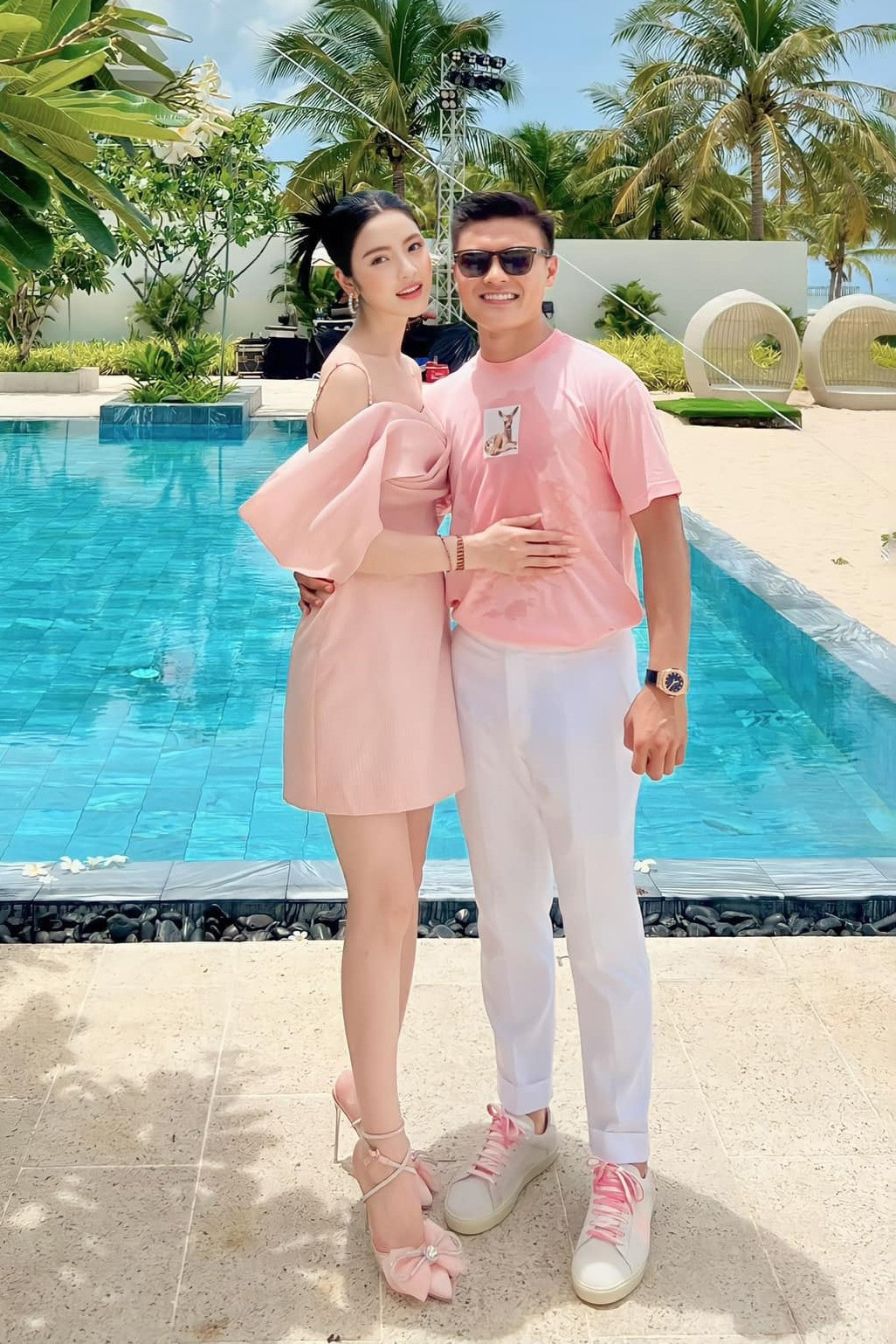 Từng chia sẻ với Tiền Phong, Quang Hải cho biết anh có thêm động lực, tinh thần trách nhiệm khi lập gia đình. Hai người có khoảng thời gian đủ hiểu nhau trước khi quyết định về chung một nhà, đồng thời Quang Hải nói vợ cùng anh trải qua thời điểm khó khăn khi ở bên Pháp. Từng chia sẻ với Tiền Phong, Quang Hải cho biết anh có thêm động lực, tinh thần trách nhiệm khi lập gia đình. Hai người có khoảng thời gian đủ hiểu nhau trước khi quyết định về chung một nhà, đồng thời Quang Hải nói vợ cùng anh trải qua thời điểm khó khăn khi ở bên Pháp.