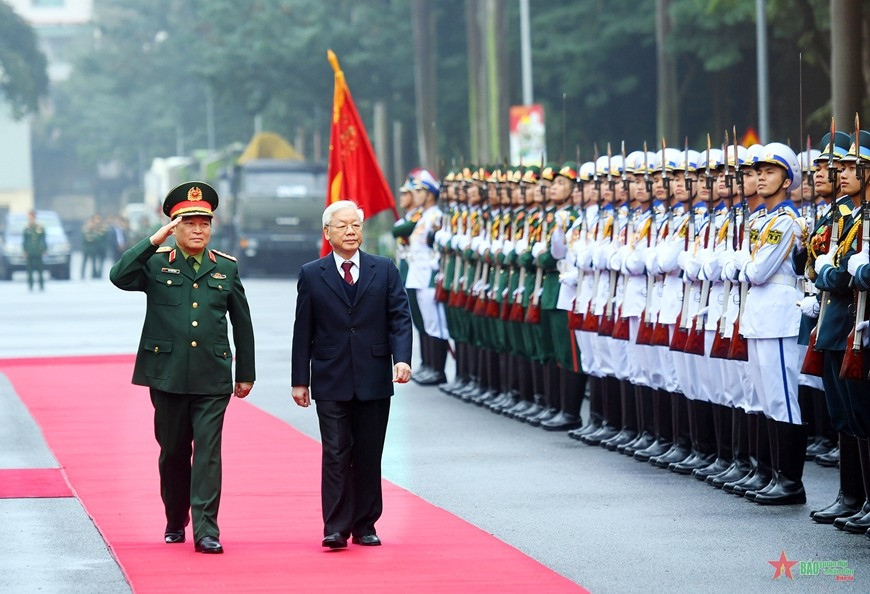 Tổng Bí thư, Chủ tịch nước Nguyễn Phú Trọng duyệt đội danh dự, trước khi khai mạc Hội nghị Quân chính toàn quân năm 2020. Ảnh: Vũ Phong.