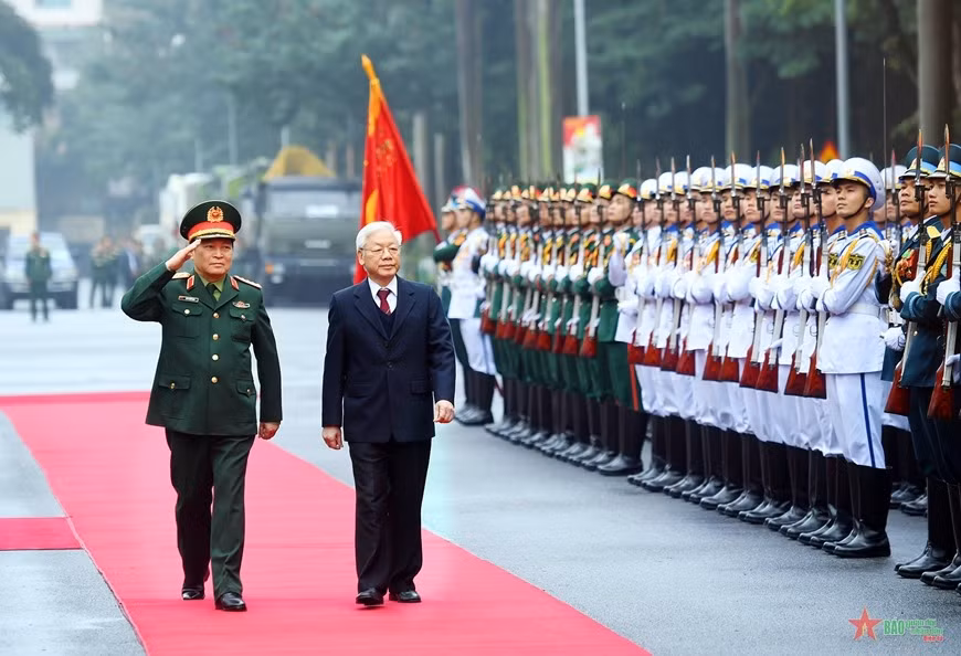 Tổng Bí thư, Chủ tịch nước Nguyễn Phú Trọng duyệt đội danh dự, trước khi khai mạc Hội nghị Quân chính toàn quân năm 2020. Ảnh: Vũ Phong.