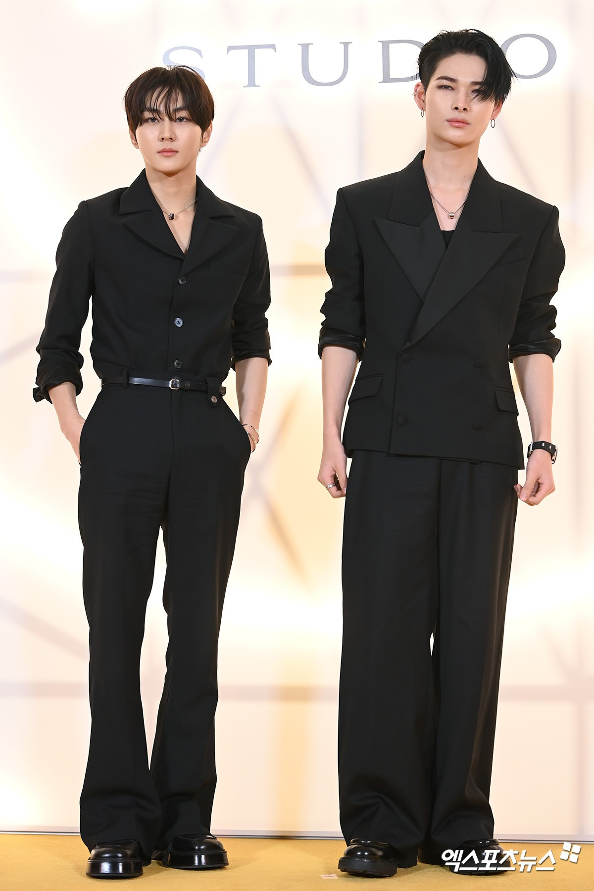 Niki (ngoài cùng bên trái) và Jungwon nhóm Enhypen cũng góp mặt