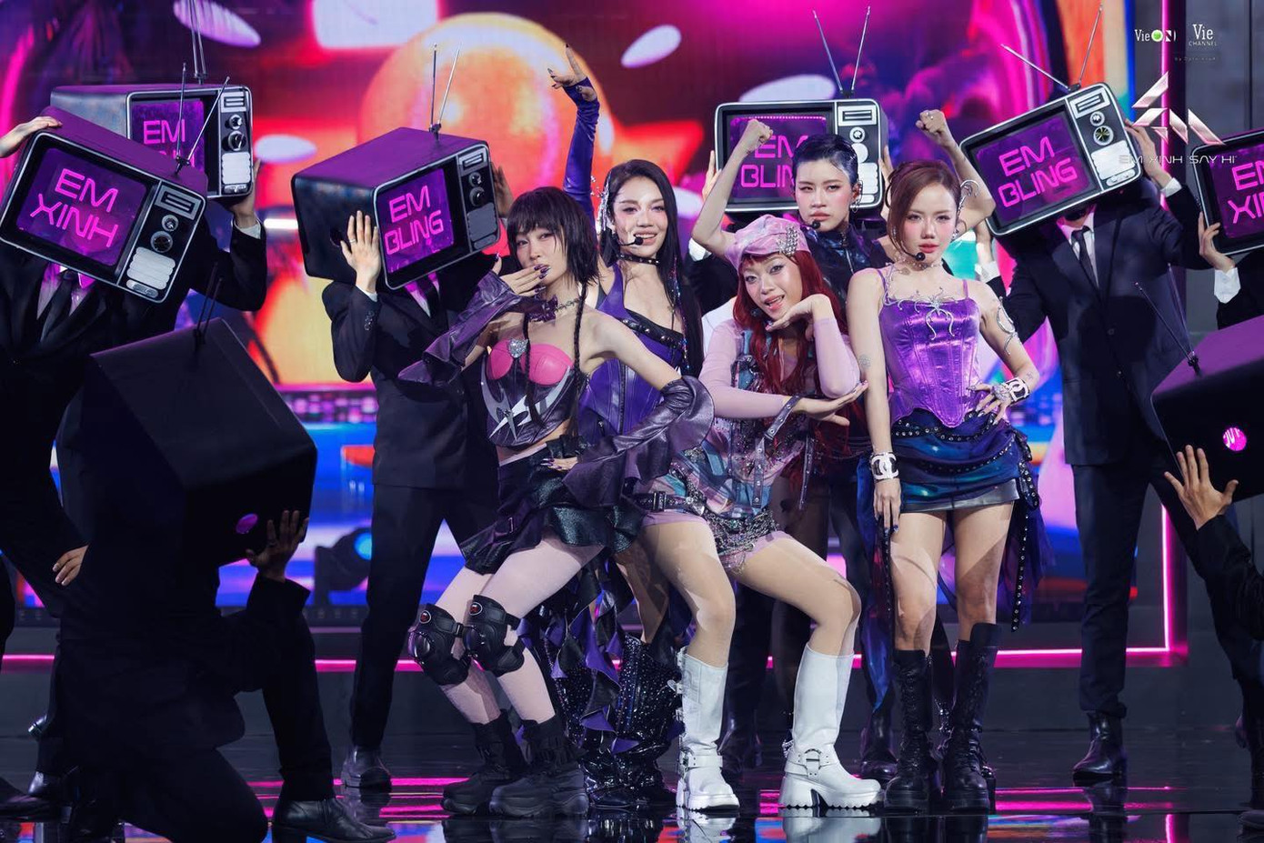 Live Stage 1 của Em xinh say hi có 6 tiết mục.