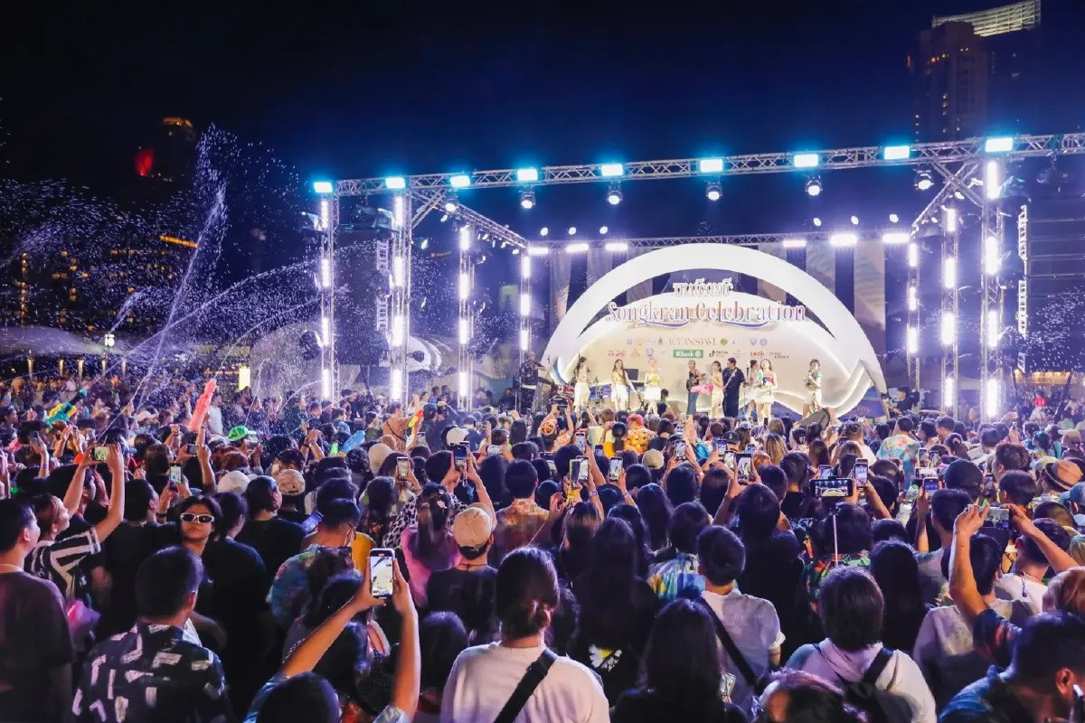 Ngoài việc hòa vào đám đông ướt nhẹp, lễ hội tưng bừng với các buổi hòa nhạc miễn phí mời những nghệ sĩ nổi tiếng. Thêm vào đó màn trình diễn 1.200 máy bay không người lái chào đón khách thập phương.