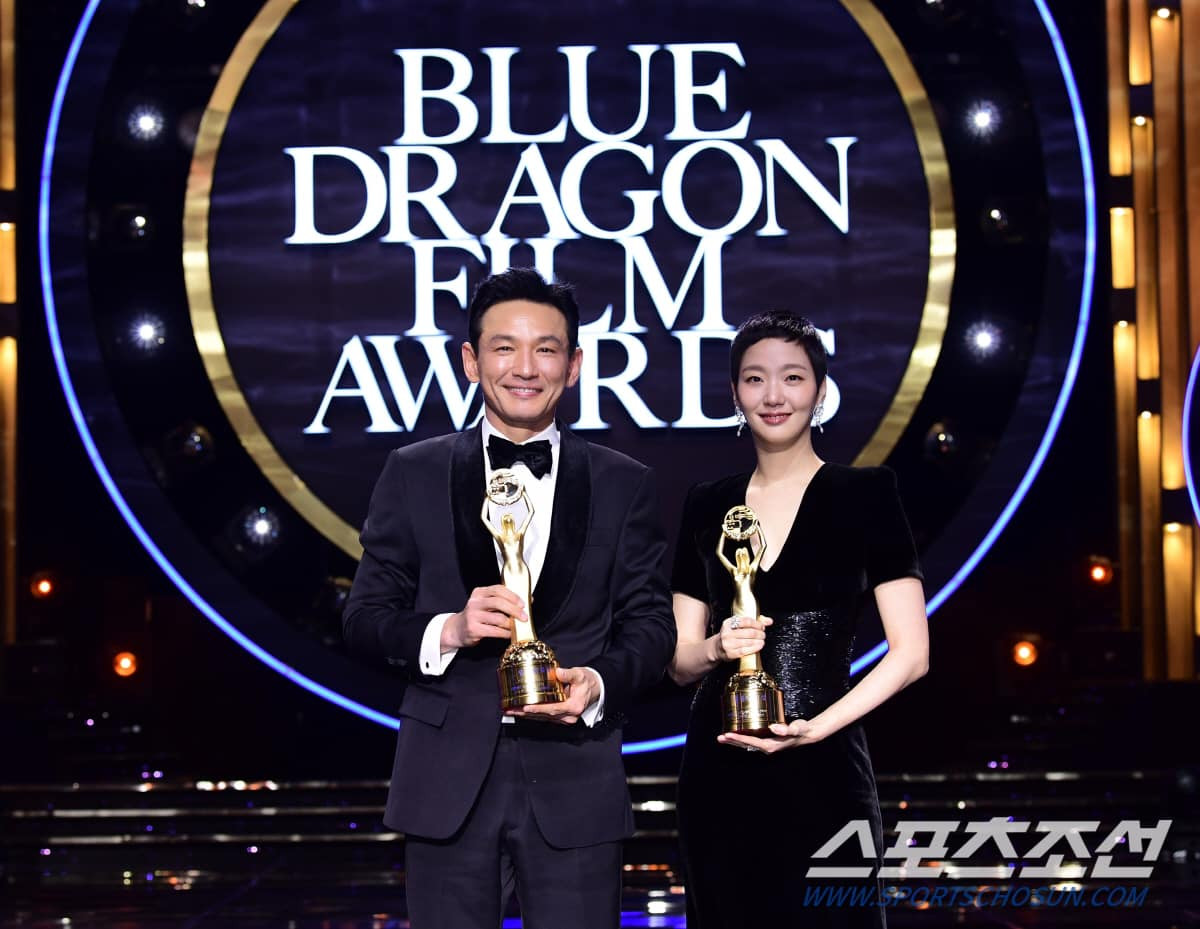 &quot;Ảnh đế&quot; Rồng Xanh 2024 Hwang Jung Min (trái) và &quot;Ảnh hậu&quot; Kim Go Eun.