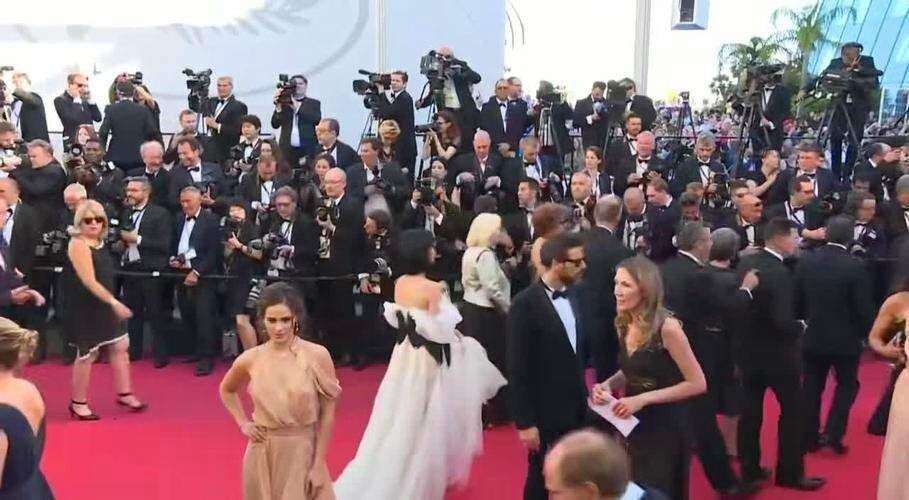 Khoảnh khắc bị nhắc rời thảm đỏ khiến Thi Dư Phi muối mặt (bìa trái) và khung cảnh đông đúc khi chưa có siêu sao xuất hiện. Khoảnh khắc bị nhắc rời thảm đỏ khiến Thi Dư Phi muối mặt (bìa trái) và khung cảnh đông đúc khi chưa có siêu sao xuất hiện.