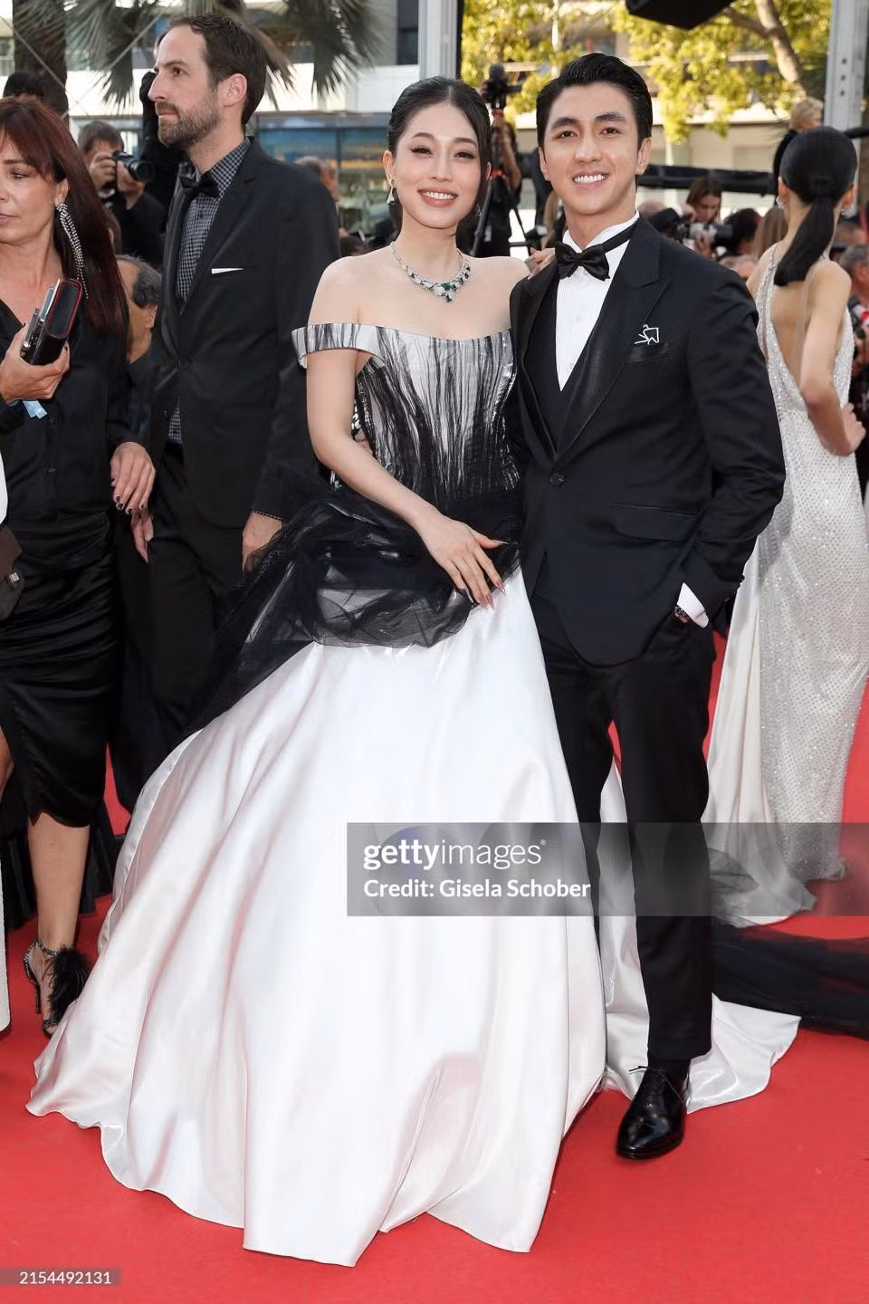 Vợ chồng Á hậu Phương Nga - diễn viên Bình An sải bước trên thảm đỏ Cannes bằng trang phục của nhà thiết kế Việt. Tuy nhiên trang phục được khán giả nhận xét không ấn tượng.