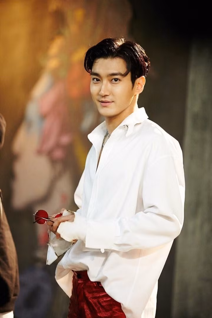 Ca sĩ thần tượng Choi Siwon có mặt tại Việt Nam từ tối 16/10. Thành viên Super Junior nhận được sự chú ý khi thân thiện chụp với khách du lịch có mặt tại sân bay Nội Bài (Hà Nội). Anh đến tham gia hoạt động với tư cách đại sứ UNICEF (Quỹ Nhi đồng Liên Hợp Quốc).