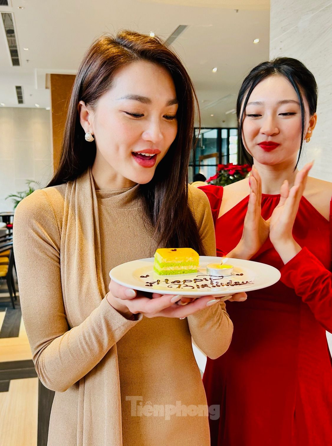 Ngọc Nữ đã thổi nến trong tiếng vỗ tay chúc mừng nồng nhiệt của những người có mặt. Ảnh: Lê Xuân Sơn.