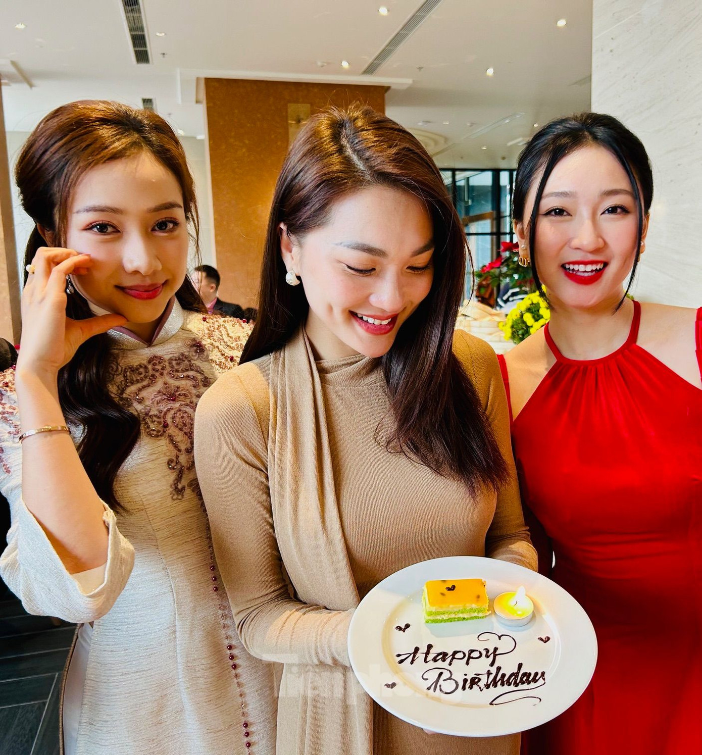 Điều đặc biệt là hôm nay, 3/3, cũng là ngày sinh nhật của Ngọc Nữ. Biết điều đó muộn, các thành viên BTC, các người đẹp và nhóm phục vụ đã nhanh chóng làm món quà dễ thương là một miếng bánh ga tô nhỏ lấy ngay trong nhà hàng của khách sạn, đề chữ Happy Birthday bằng kem lên đĩa kèm một ngọn nến nhỏ. Ảnh: Lê Xuân Sơn.