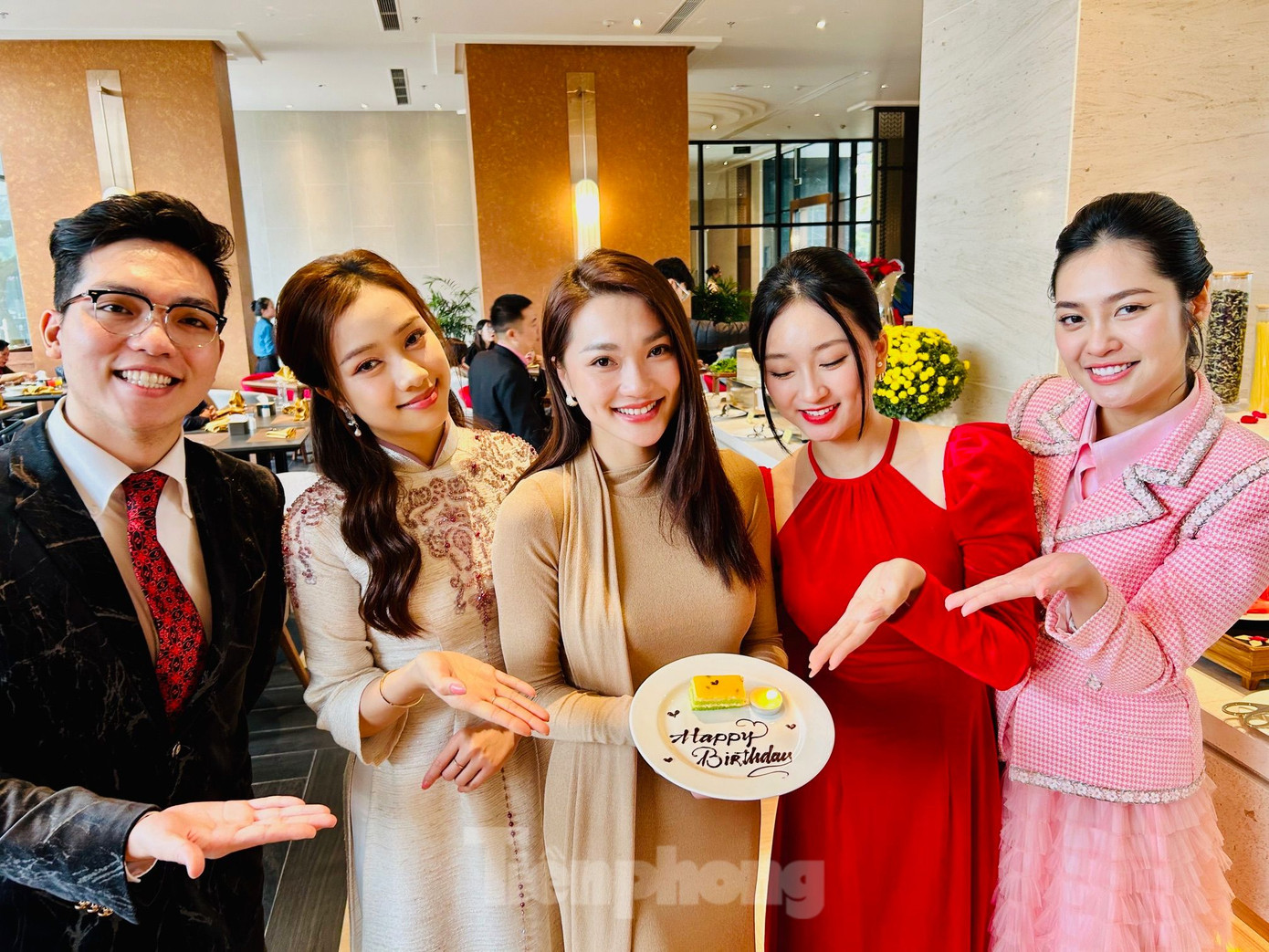 Điều đặc biệt là hôm nay, 3/3, cũng là ngày sinh nhật của Ngọc Nữ. Biết điều đó muộn, các thành viên BTC, các người đẹp và nhóm phục vụ đã nhanh chóng làm món quà dễ thương là một miếng bánh ga tô nhỏ lấy ngay trong nhà hàng của khách sạn, đề chữ Happy Birthday bằng kem lên đĩa kèm một ngọn nến nhỏ. Ảnh: Lê Xuân Sơn.