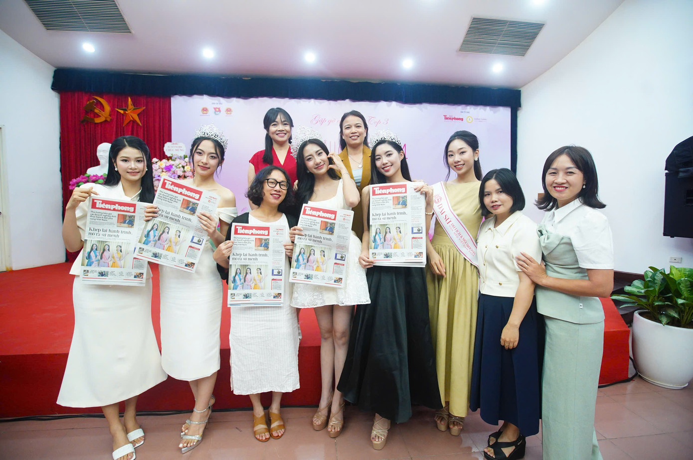 “Từ nay, chúng ta là người một nhà”. “Từ nay, chúng ta là người một nhà”.