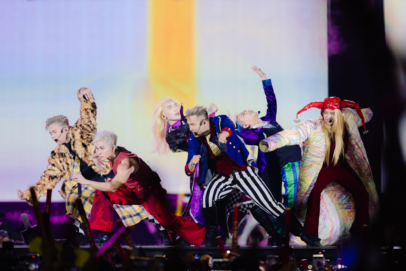 Dàn anh tài biến hóa với nhiều bộ trang phục sặc sỡ.