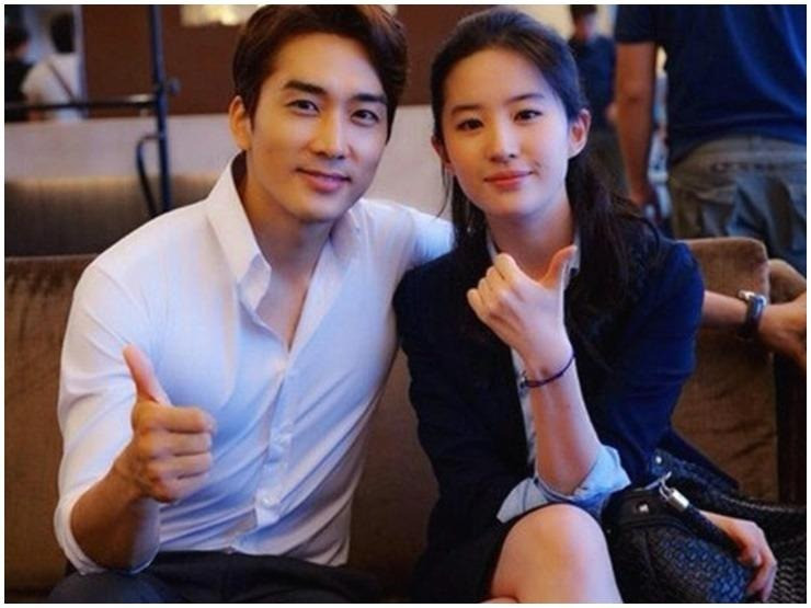 Song Seung Hun thời điểm hiện tại (giữa). Anh từng vướng tin tình ái với Song Hye Kyo thời quay Trái tim mùa thu và từng công khai tình cảm với Lưu Diệc Phi (bìa phải). Song Seung Hun thời điểm hiện tại (giữa). Anh từng vướng tin tình ái với Song Hye Kyo thời quay Trái tim mùa thu và từng công khai tình cảm với Lưu Diệc Phi (bìa phải).
